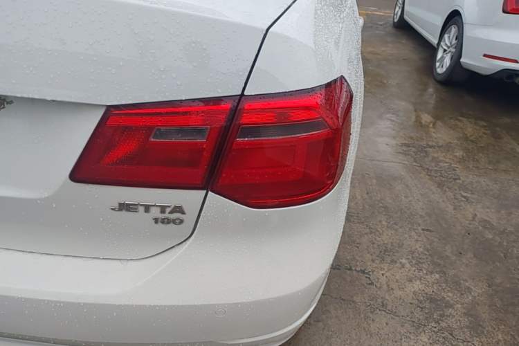 Used Volkswagen Jetta 2015 Value Edition 1.6L Automatic Comfort Version Right Rear Taillight
