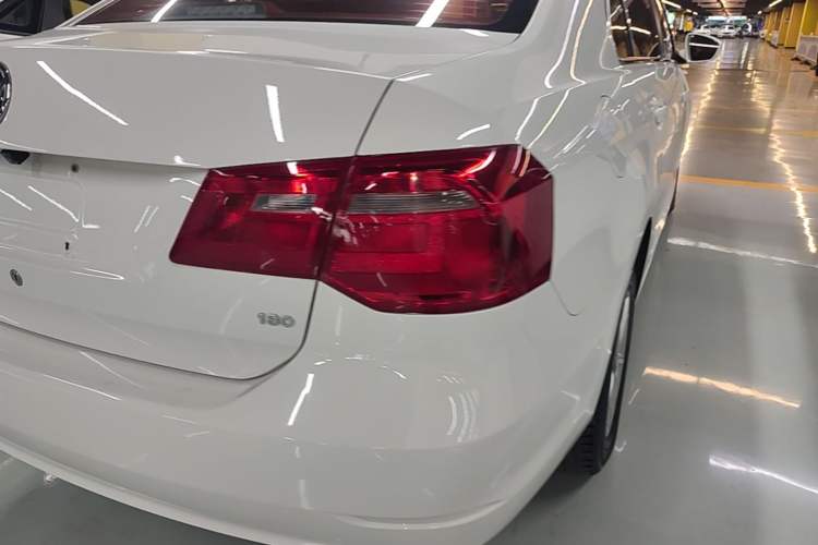 Used Volkswagen Jetta 2015 Value Edition 1.6L Manual Fashionable Style Right Rear Taillight