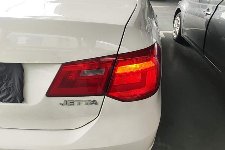 Used Volkswagen Jetta 2015 1.6L Automatic Fashion Model Right Rear Taillight