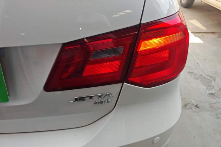 Used Volkswagen Jetta 2015 Value Edition 1.6L Manual Fashionable Style Right Rear Taillight