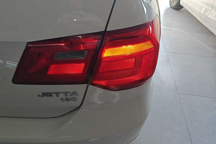 Used Volkswagen Jetta 2015 Value Edition 1.6L Manual Fashionable Style Right Rear Taillight