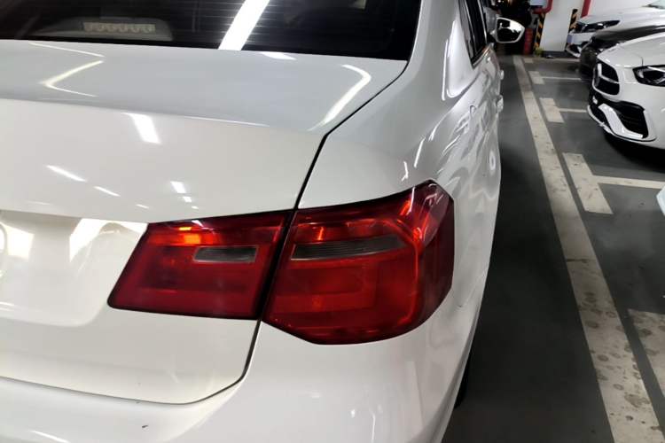 Used Volkswagen Jetta 2015 Value Edition 1.6L Manual Fashionable Style Right Rear Taillight