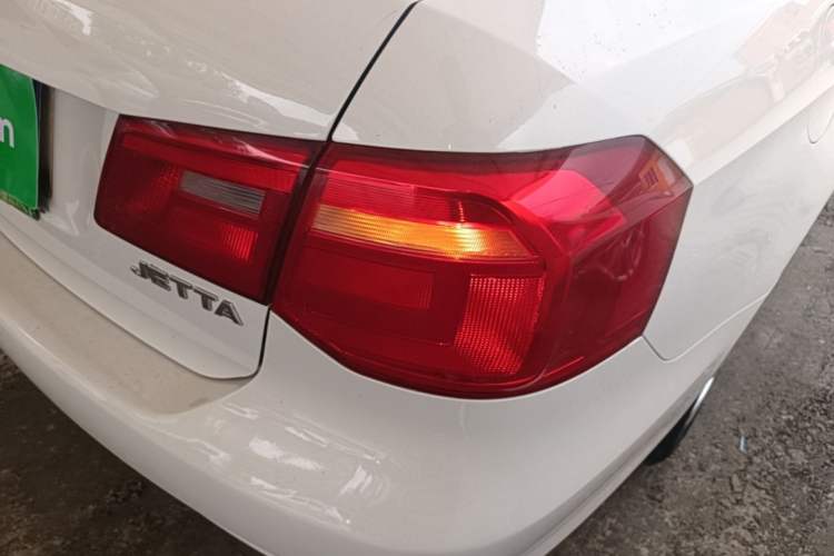 Used Volkswagen Jetta 2015 Value Edition 1.6L Manual Fashionable Style Right Rear Taillight