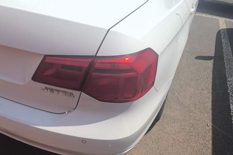 Used Volkswagen Jetta 2015 1.6L Automatic Luxury Model Right Rear Taillight