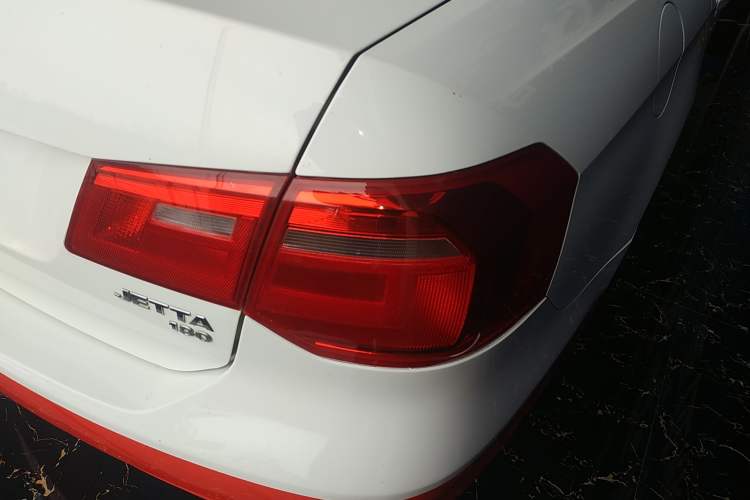 Used Volkswagen Jetta 2015 1.6L Automatic Fashion Model Right Rear Taillight