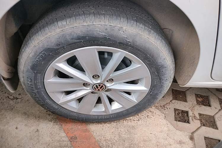 Used Volkswagen Jetta 2015 1.6L Manual Comfort Model Right Rear Wheel Hub