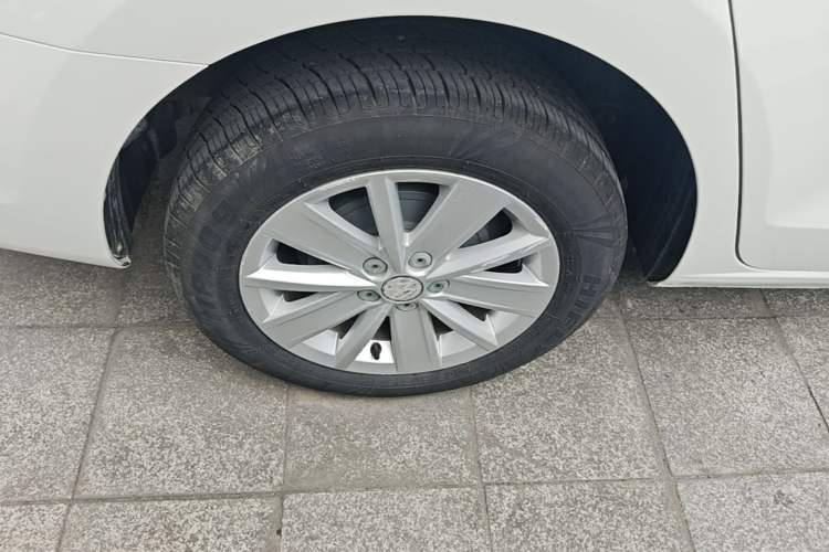 Used Volkswagen Jetta 2015 1.6L Manual Comfort Model Right Rear Wheel Hub