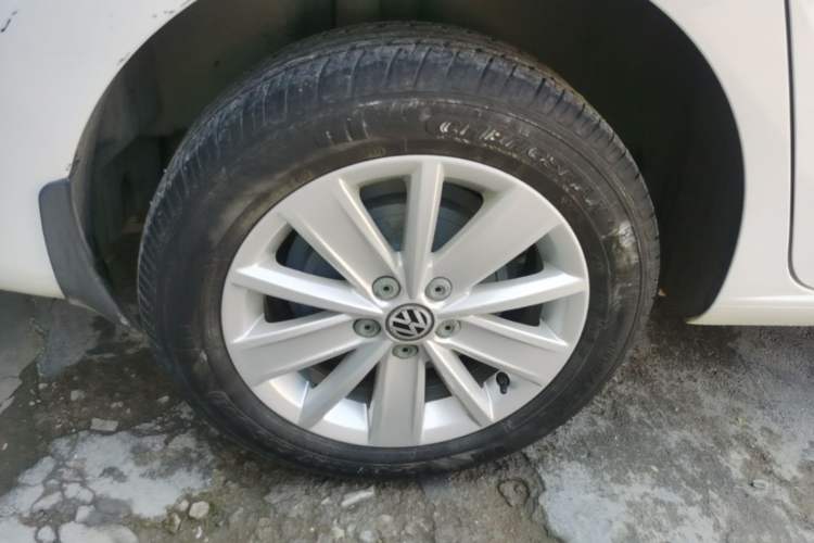 Used Volkswagen Jetta 2015 1.6L Manual Comfort Model Right Rear Wheel Hub