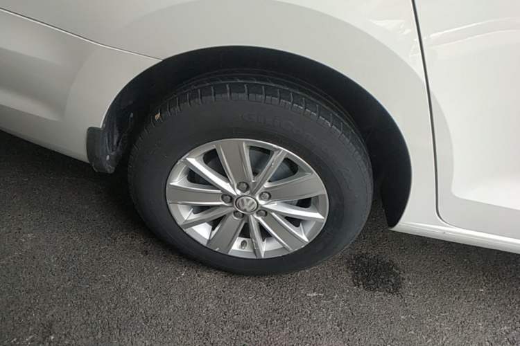 Used Volkswagen Jetta 2015 Value Edition 1.6L Manual Fashionable Style Right Rear Wheel Hub