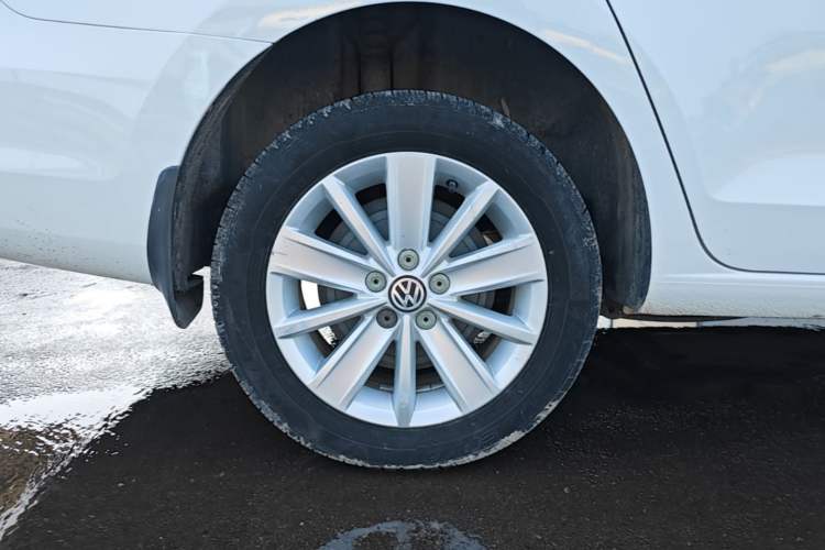 Used Volkswagen Jetta 2015 1.4L Manual Comfort Model Right Rear Wheel Hub