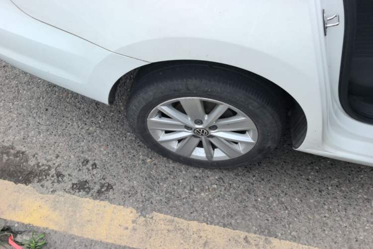 Used Volkswagen Jetta 2015 Value Edition 1.6L Automatic Comfort Version Right Rear Wheel Hub