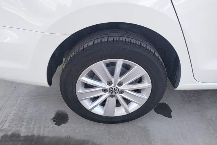 Used Volkswagen Jetta 2015 Zhuihui Edition 1.6L Manual Comfort Model Right Rear Wheel Hub