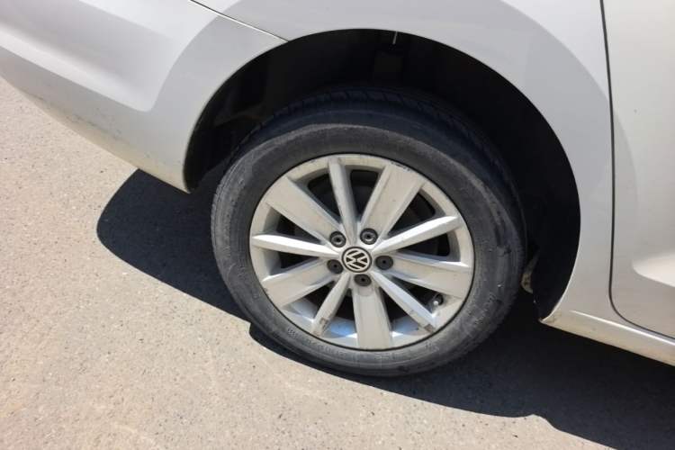 Used Volkswagen Jetta 2015 1.4L Manual Comfort Model Right Rear Wheel Hub
