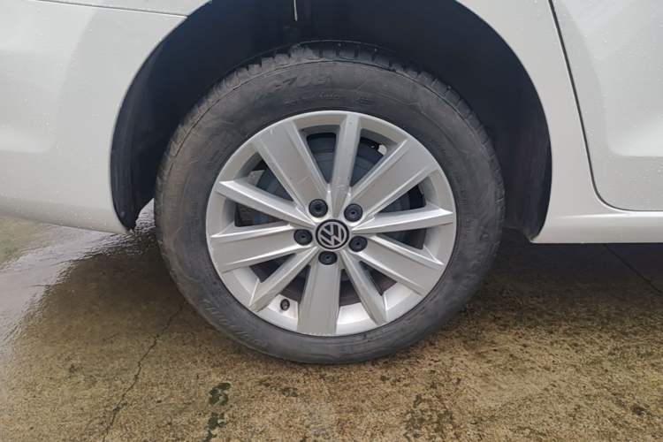 Used Volkswagen Jetta 2015 Value Edition 1.6L Automatic Comfort Version Right Rear Wheel Hub