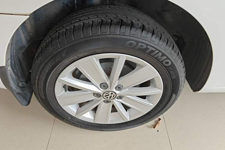 Used Volkswagen Jetta 2015 Value Edition 1.6L Automatic Comfort Version Right Rear Wheel Hub