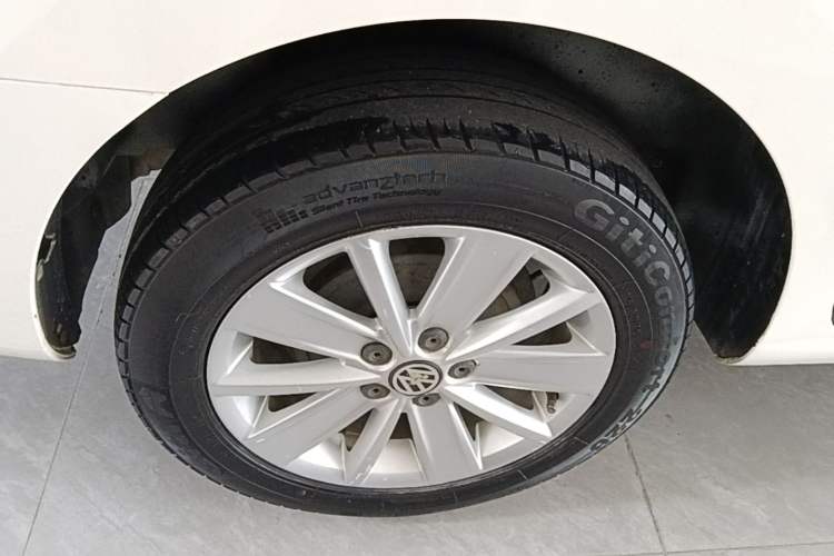Used Volkswagen Jetta 2015 1.6L Manual Comfort Model Right Rear Wheel Hub