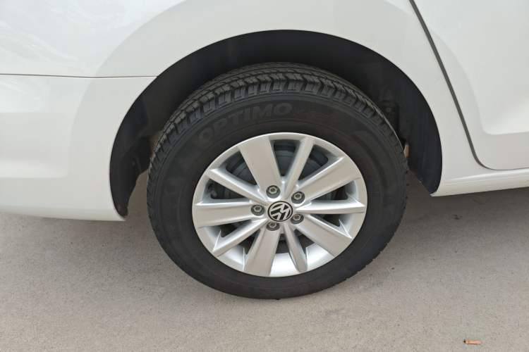 Used Volkswagen Jetta 2015 Value Edition 1.6L Manual Fashionable Style Right Rear Wheel Hub
