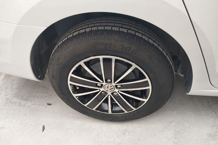 Used Volkswagen Jetta 2015 Zhuihui Edition 1.4L Manual Fashion Model Right Rear Wheel Hub