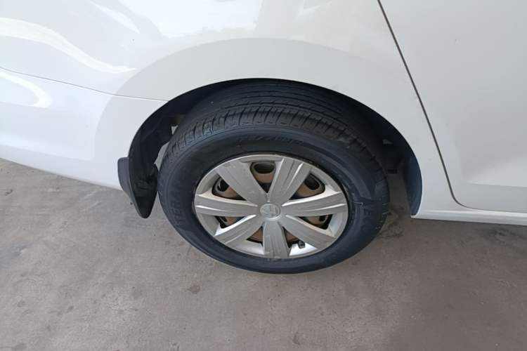 Used Volkswagen Jetta 2015 Zhuihui Edition 1.4L Manual Fashion Model Right Rear Wheel Hub