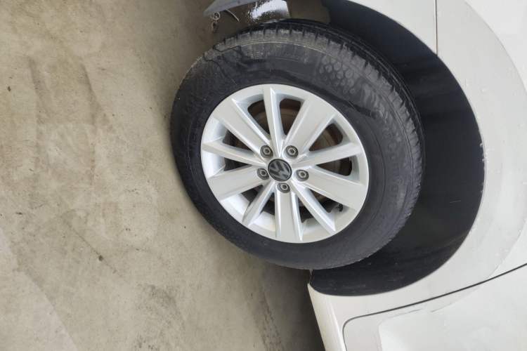 Used Volkswagen Jetta 2015 Value Edition 1.6L Manual Fashionable Style Right Rear Wheel Hub