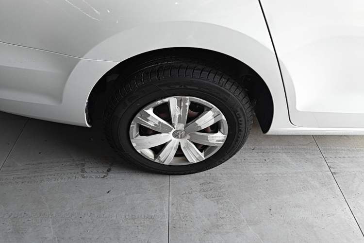 Used Volkswagen Jetta 2015 Value Edition 1.6L Manual Fashionable Style Right Rear Wheel Hub