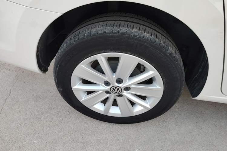 Used Volkswagen Jetta 2015 1.6L Manual Comfort Model Right Rear Wheel Hub