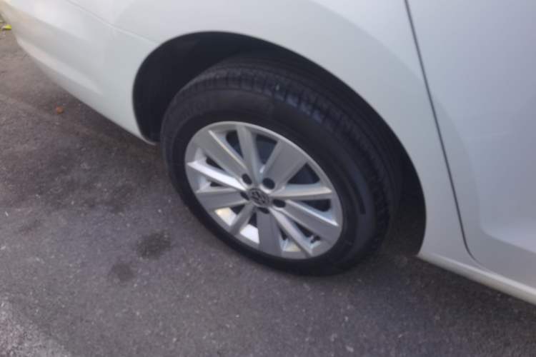 Used Volkswagen Jetta 2015 Value Edition 1.6L Automatic Comfort Version Right Rear Wheel Hub
