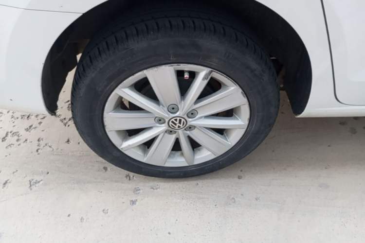 Used Volkswagen Jetta 2015 1.6L Manual Comfort Model Right Rear Wheel Hub