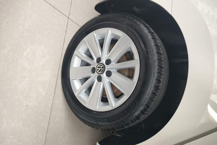 Used Volkswagen Jetta 2015 Value Edition 1.6L Automatic Comfort Version Right Rear Wheel Hub