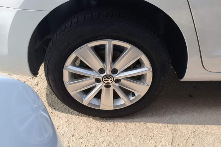 Used Volkswagen Jetta 2015 Value Edition 1.6L Automatic Comfort Version Right Rear Wheel Hub