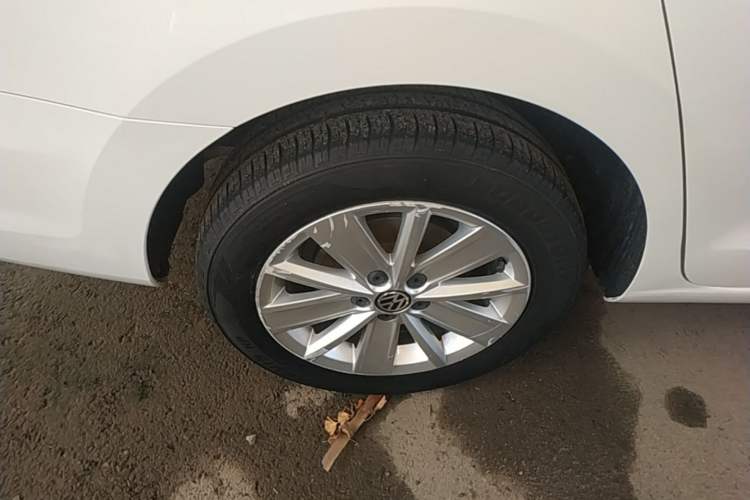 Used Volkswagen Jetta 2015 Value Edition 1.6L Automatic Comfort Version Right Rear Wheel Hub