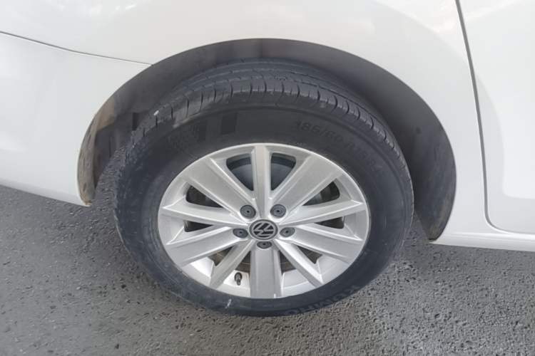 Used Volkswagen Jetta 2015 Value Edition 1.6L Automatic Comfort Version Right Rear Wheel Hub