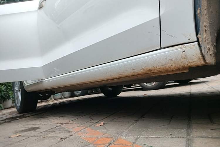 Used Volkswagen Jetta 2015 1.6L Manual Comfort Model Right Side Sill