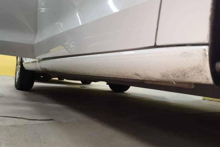 Used Volkswagen Jetta 2015 Value Edition 1.6L Manual Fashionable Style Right Side Sill