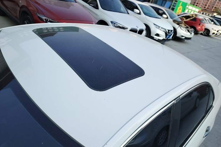 Used Volkswagen Jetta 2015 1.6L Manual Comfort Model Roof