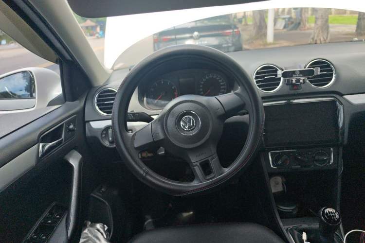 Used Volkswagen Jetta 2015 1.6L Manual Comfort Model Steering Wheel