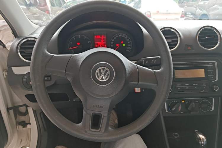 Used Volkswagen Jetta 2015 Value Edition 1.6L Automatic Comfort Version Steering Wheel