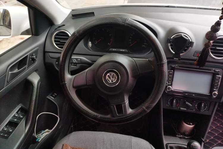 Used Volkswagen Jetta 2015 Zhuihui Edition 1.4L Manual Fashion Model Steering Wheel