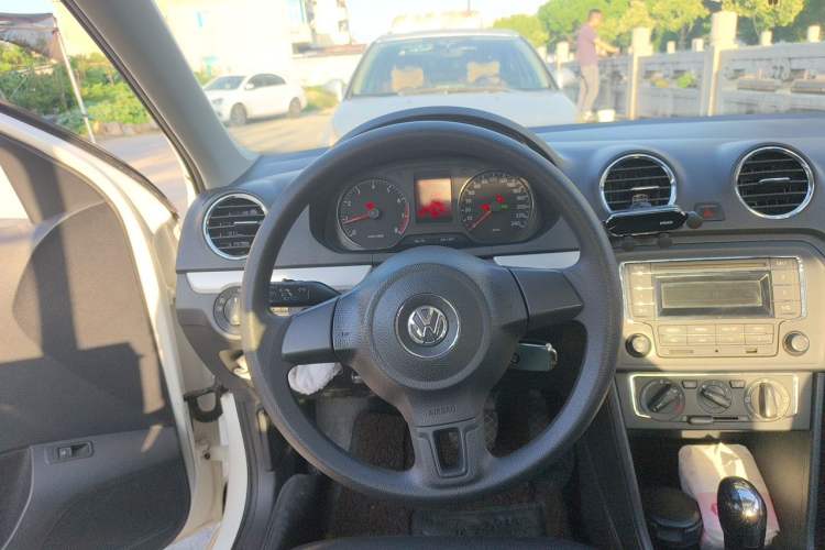 Used Volkswagen Jetta 2015 Value Edition 1.6L Automatic Comfort Version Steering Wheel