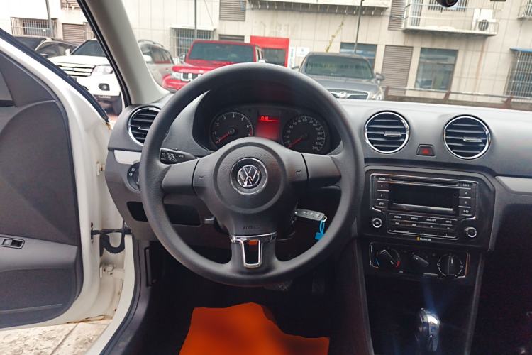 Used Volkswagen Jetta 2015 Value Edition 1.6L Automatic Comfort Version Steering Wheel