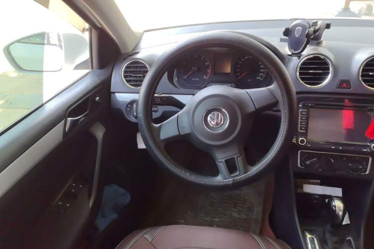 Used Volkswagen Jetta 2015 Value Edition 1.6L Automatic Comfort Version Steering Wheel