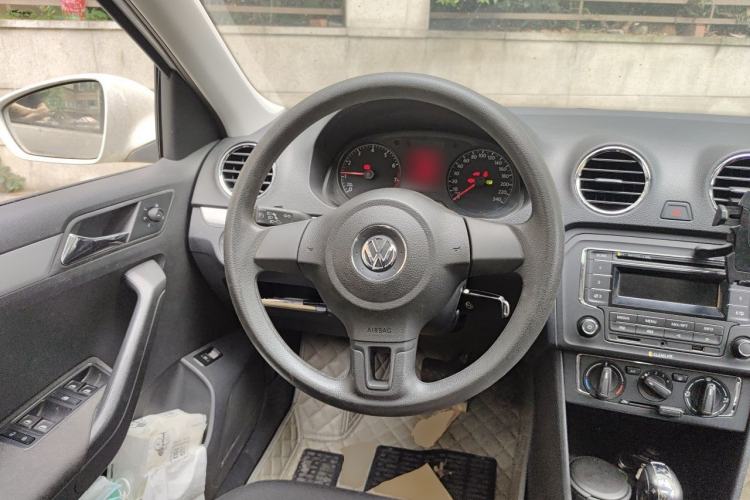 Used Volkswagen Jetta 2015 Value Edition 1.6L Automatic Comfort Version Steering Wheel