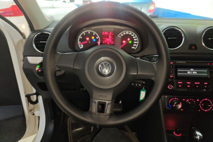 Used Volkswagen Jetta 2015 Value Edition 1.6L Automatic Comfort Version Steering Wheel