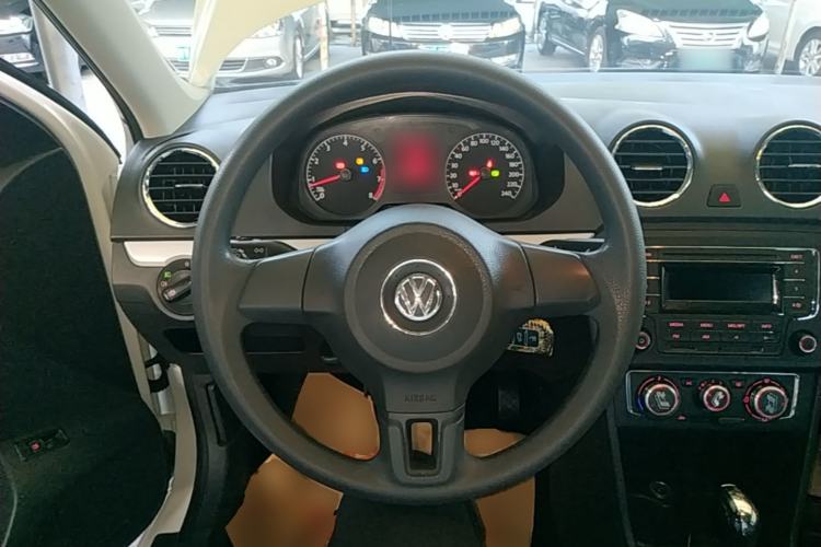 Used Volkswagen Jetta 2015 Value Edition 1.6L Automatic Comfort Version Steering Wheel