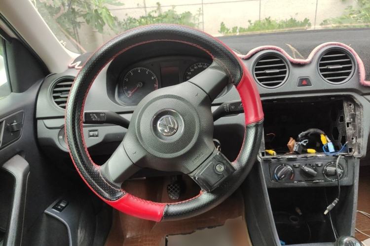 Used Volkswagen Jetta 2015 Zhuihui Edition 1.4L Manual Fashion Model Steering Wheel