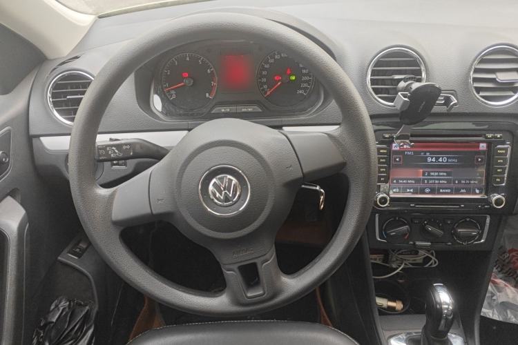 Used Volkswagen Jetta 2015 Value Edition 1.6L Automatic Comfort Version Steering Wheel