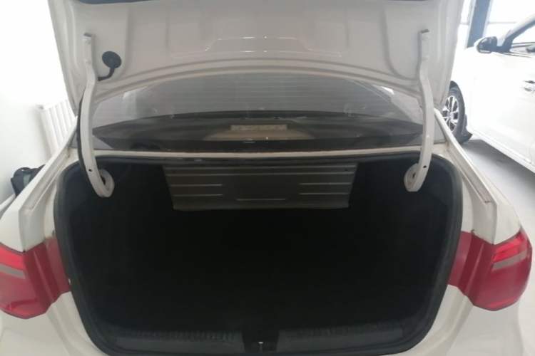 Used Volkswagen Jetta 2015 1.4L Manual Fashion Model Trunk