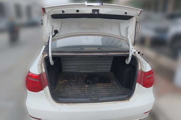 Used Volkswagen Jetta 2015 1.6L Manual Fashion Edition Trunk