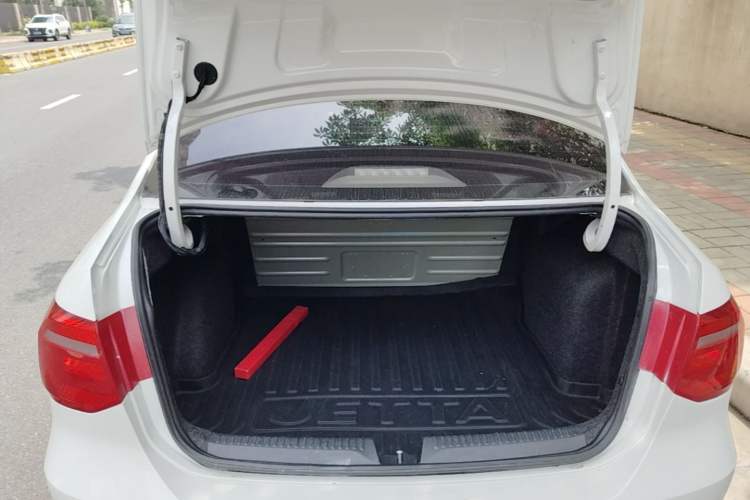 Used Volkswagen Jetta 2015 Zhuihui Edition 1.4L Manual Fashion Model Trunk