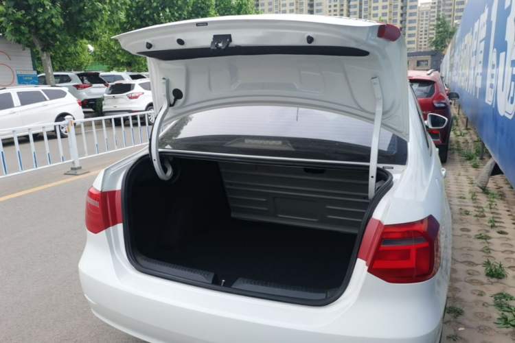 Used Volkswagen Jetta 2015 1.6L Automatic Fashion Model Trunk